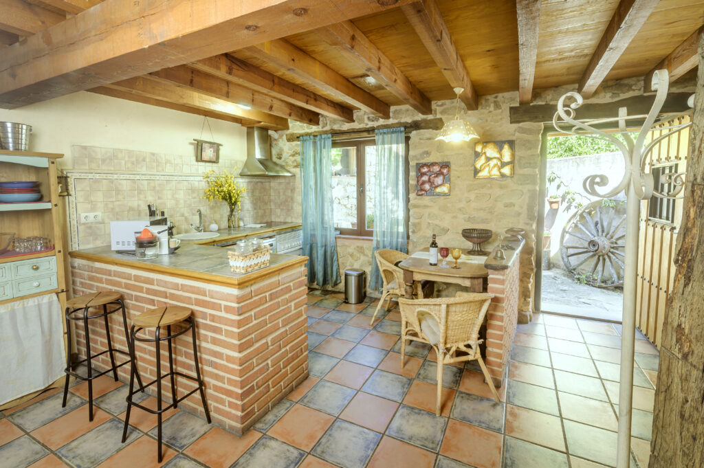 casa rural spa aravalle el colirrojo entradaycocina scaled
