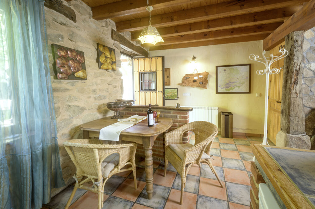 casa rural spa aravalle el colirrojo mesacomedoryentrada scaled