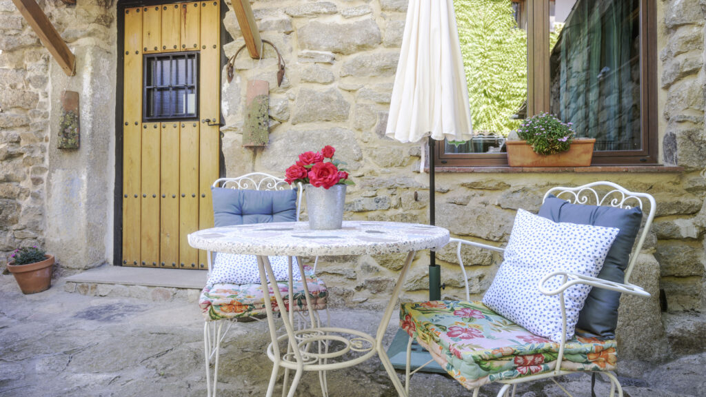 casa rural spa aravalle el colirrojo patio1enfocado scaled