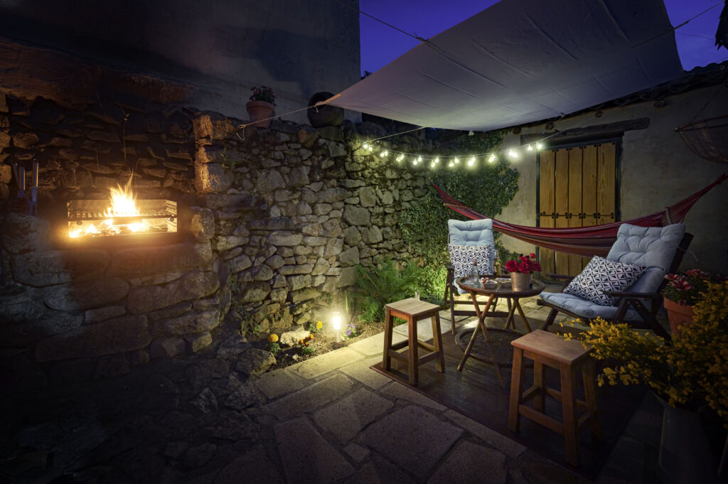 casa rural spa aravalle el colirrojo patio2noche scaled